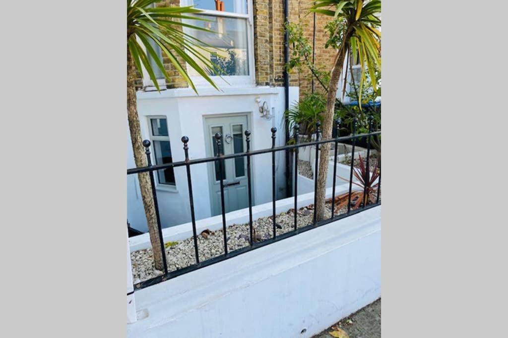 Stunning, Stylish Garden Flat In The Heart Of Wimbledon Apartament Londra